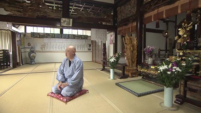 鬼婆伝説について語る住職の中村さん