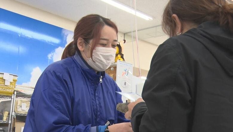 接客する柳沢さん