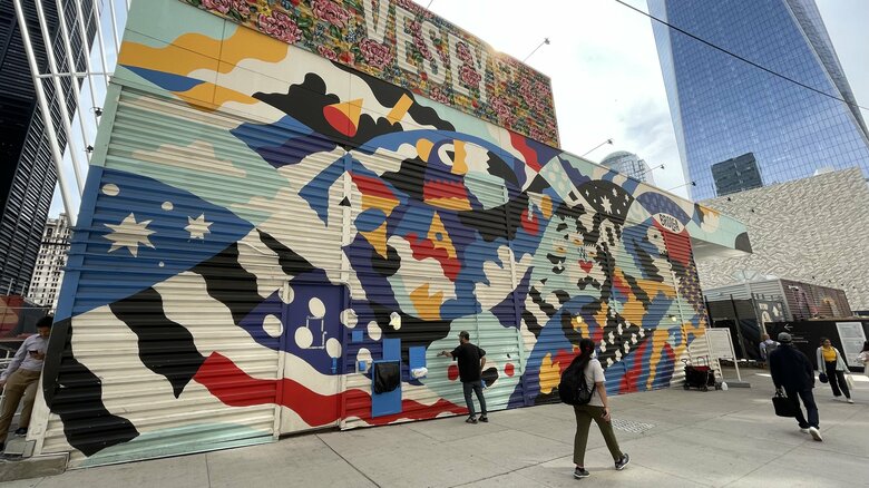 WTC駅入り口の壁面　ここで制作する新たなチャンスがDragon76さんに舞い込んできた