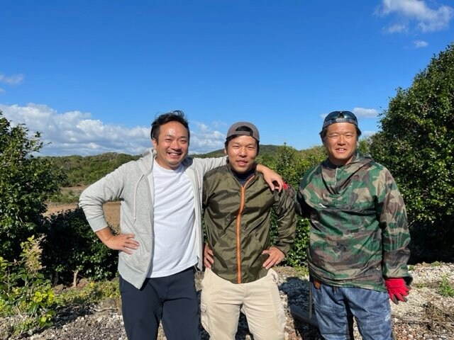 五島に集い生きる人の熱量が人々の心をとらえる。左から「五島の椿」の岡田取締役、今村逸人さん、志知慶紀さん