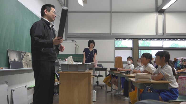 焼夷弾を手に話す橋本紘希学芸員