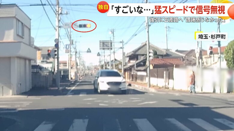 猛スピードで駆け抜ける危険な信号無視の瞬間（23日、埼玉・杉戸町）④