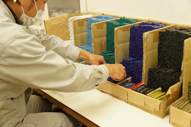 クレヨン職人の手によって作られている