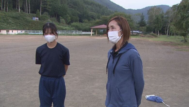 左・寺平祈愛さん　右・原智恵コーチ