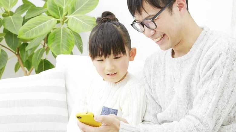 「初めてのスマホ」は何歳から?子どもを持つ親世代の実情を調査
