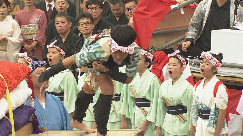 小学5年生の久米緩征さんが網打船頭を務めた