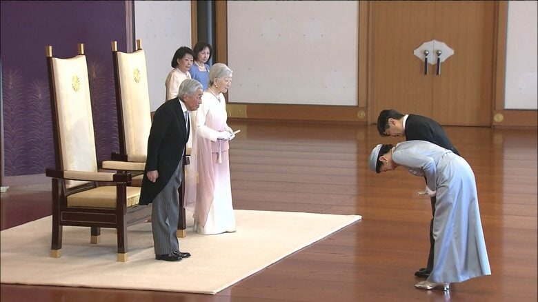 皇太子ご夫妻から祝賀を受けられる天皇陛下（皇居・宮殿）