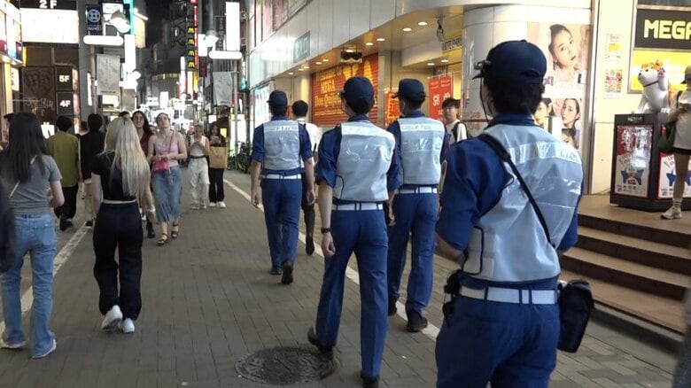 パトロールする警備員ら