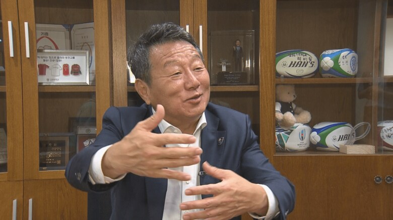 「死力を尽くして戦った後は、友達」と話す崔団長。今大会のテーマの一つでもある。
