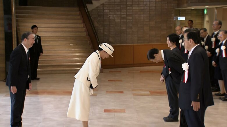 「全国赤十字大会」会場に到着された