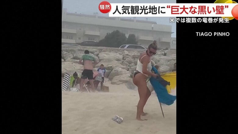 慌てて海岸から避難する人々