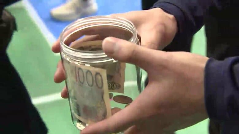 岩手ビッグブルズといわてグルージャ盛岡の選手たちが募金活動