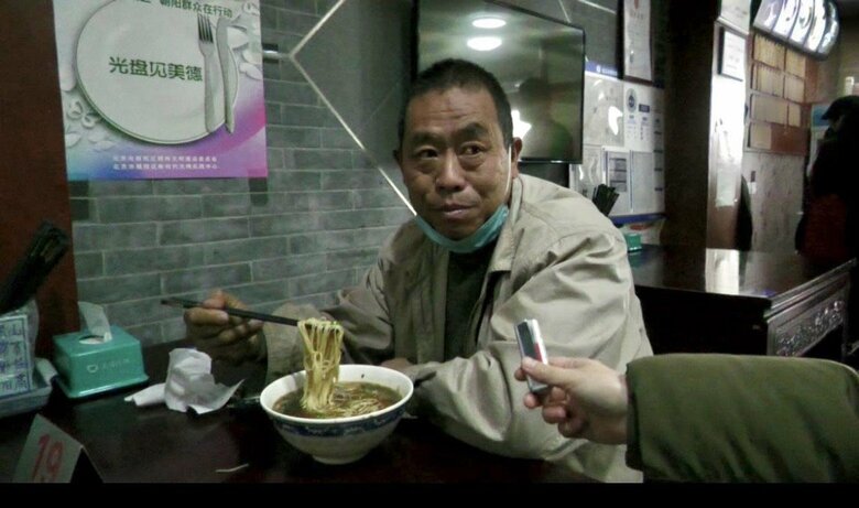店内飲食が再開され食事をする市民（北京・12月7日）