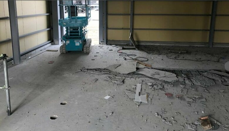トイレの床が破損した事故　提供：博覧会協会