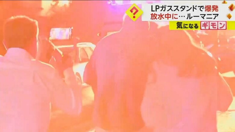 人々が集まる中、突然爆発が起こり、辺りが光に包まれる