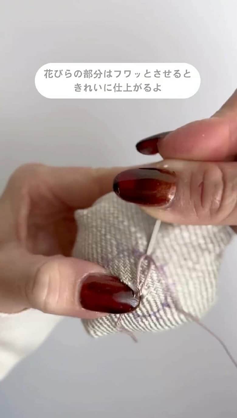 花びらの外側に針を通して、