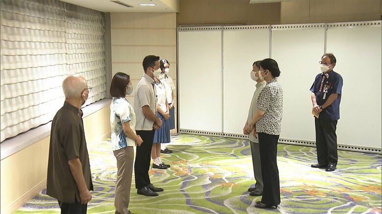 復帰50年式典関係者と懇談される両陛下（22日 沖縄･宜野湾市）